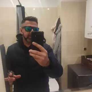 świetnie tańcze, lubie rozmawiać na wiele tematów, jestem inteligentny:)